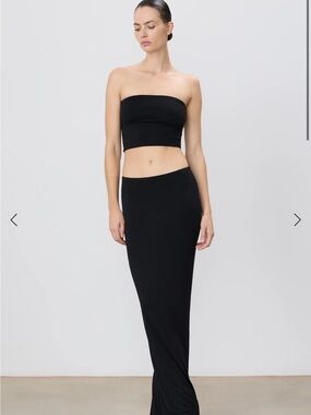 Eterne - Maxi Skirt in Black - Size: XS